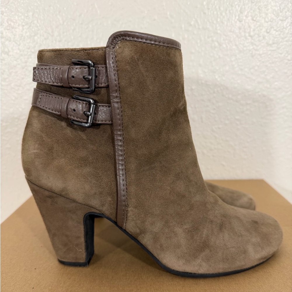 Sofft brown suede ankle booties stacked block heel double buckle straps size 8.5